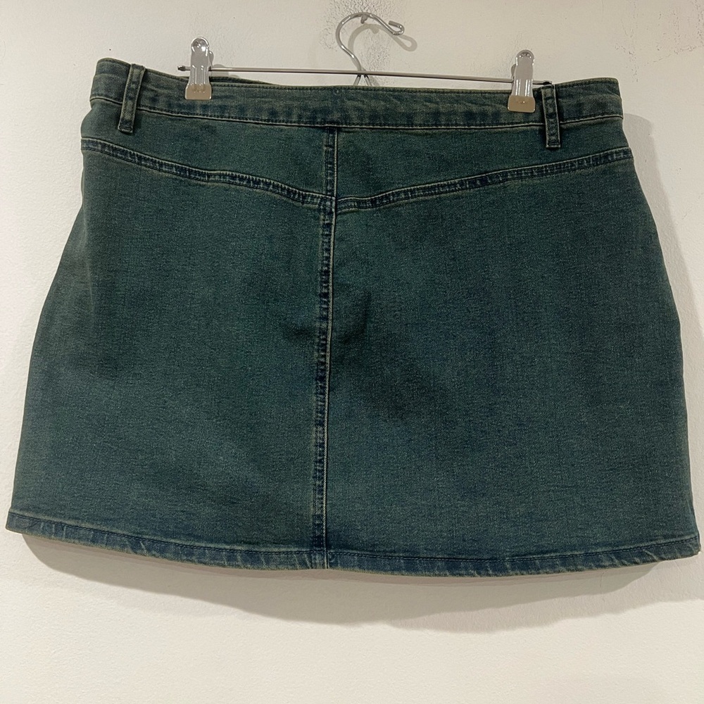 PrettyLittleThing Two-Tone Denim zip button Mini Skirt 12 - Picture 2 of 8